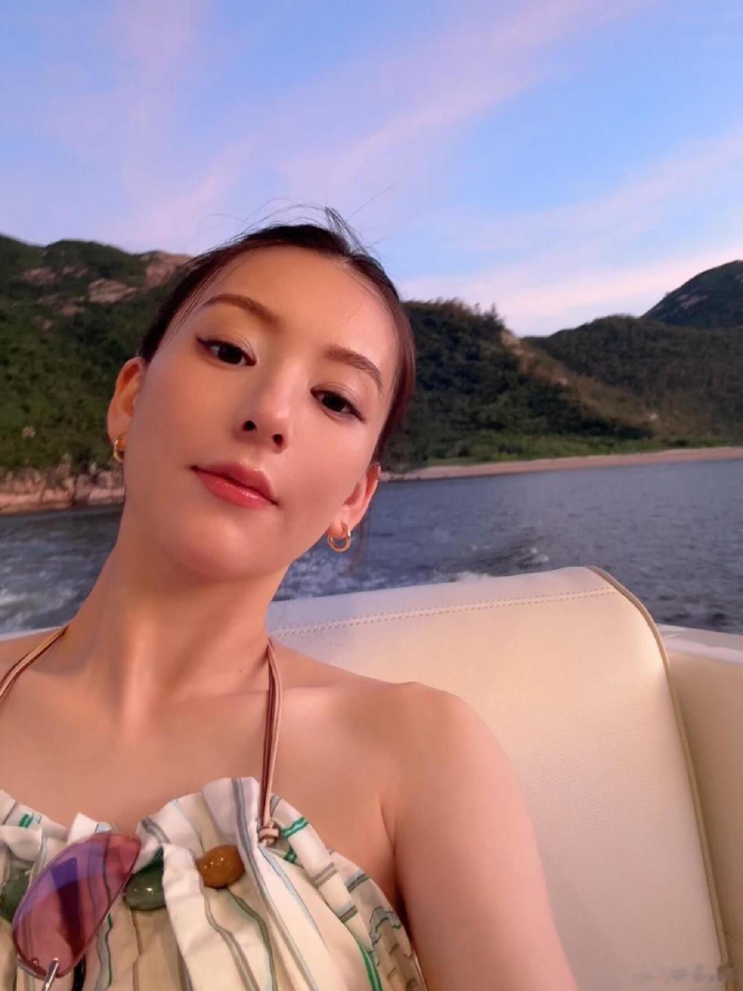 方媛晒孕期美照三胎孕期的方媛也太让人惊喜了！不仅没胖多少，气色还好到发光，果然心