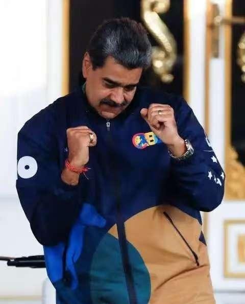 美军抓了马杜罗，委内瑞拉就投降了，美军炸死了哈梅内伊，伊朗就开始拼命反击了！其实