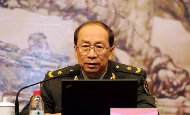金一南出身军人世家，父母都是老红军，父亲金如柏参加过长征。80年代，父亲病重，金