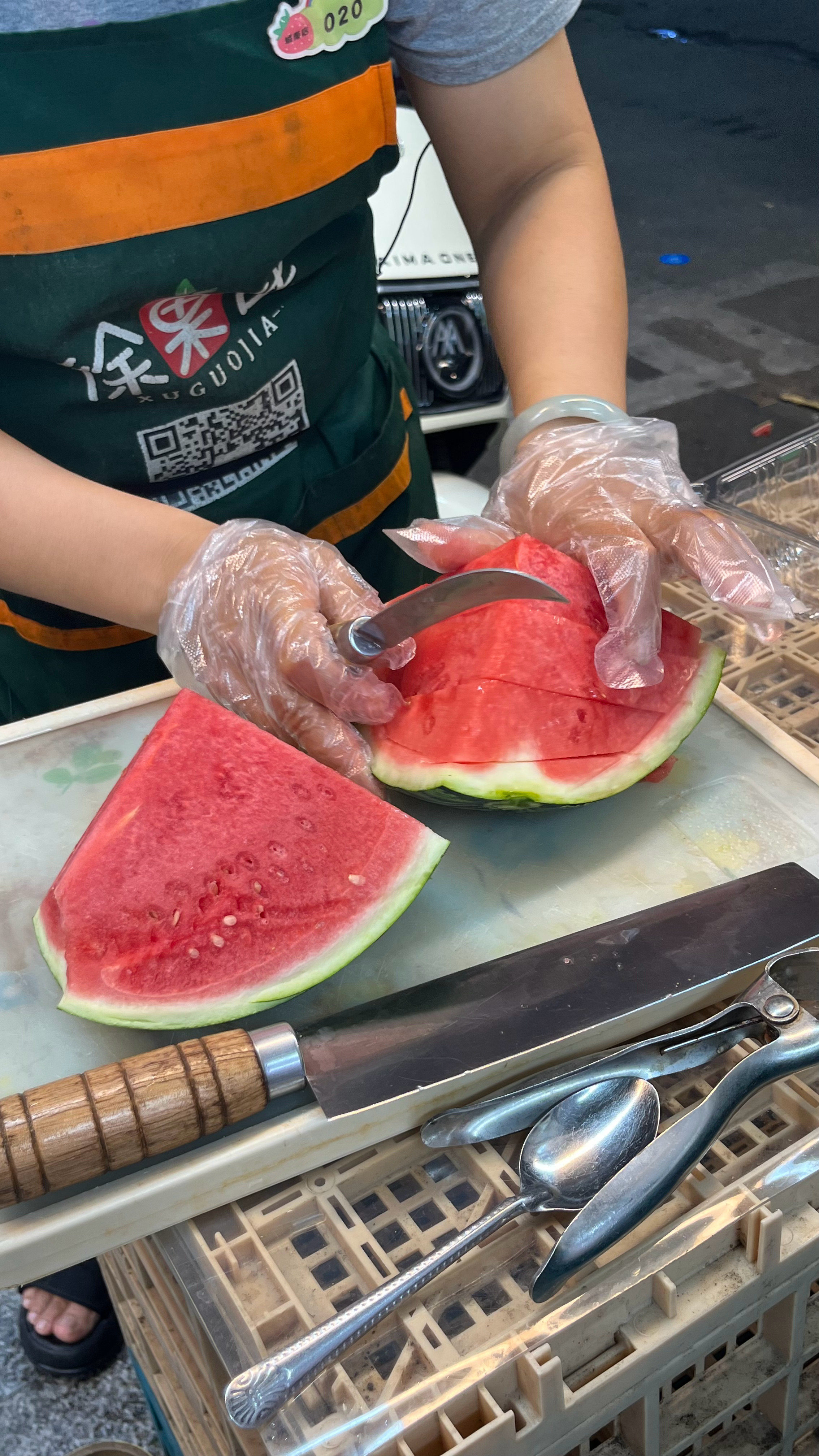 就在他家出来的水果店买完西瓜我一回头，这也能碰上小浣熊老公你就这样跟着我是吧 