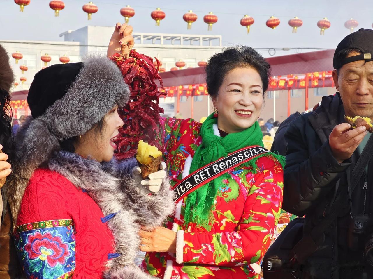 天南地北大拜年戳这里，一起放烟花>马上就要过年了，长春乐山百年大集上，人真多，卖