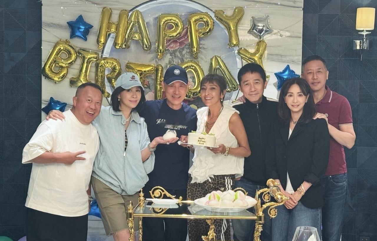 8月25日，刘嘉玲晒为上山诗钠庆62岁生日合影，并称：“四十载情谊，一切尽在不言