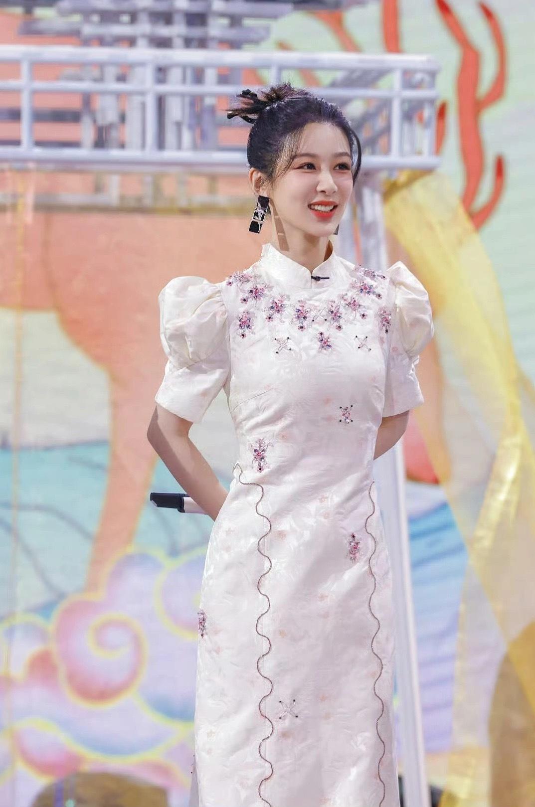 杨紫旗袍造型图…… 希望玉兰花开君再来剧组 多给紫紫设计一些好看的旗袍啊 [期待