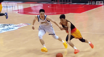 “广西超跑”庞峥麟真厉害！！！
江苏肯帝亚男篮VS浙江广厦男篮的比赛第四节读秒阶