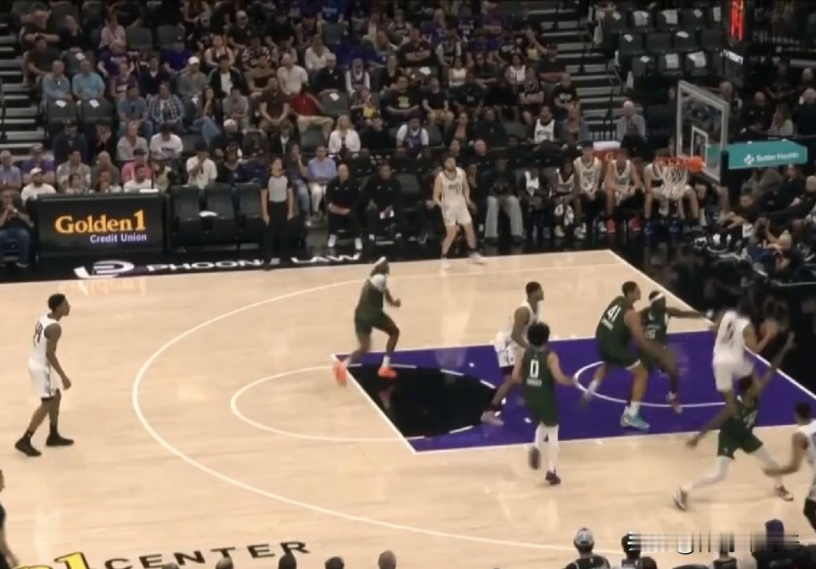 NBA夏季联赛，郭昊文出场6分钟没有任何数据进账，国王主场战胜雄鹿！北京时间20