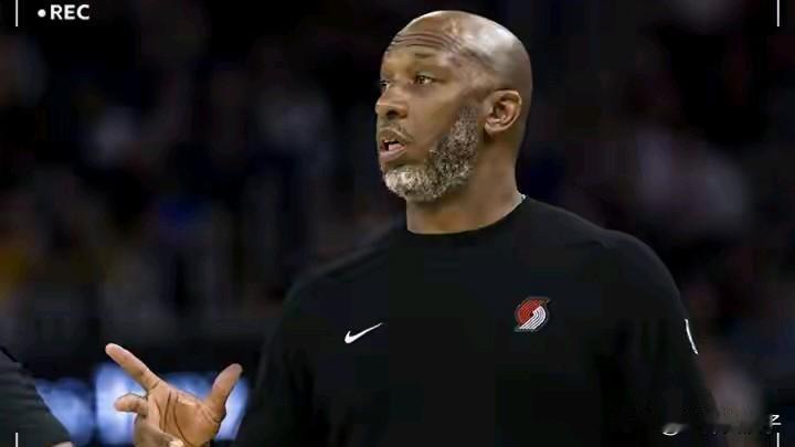 NBA快讯：开拓者主帅被捕前还在指挥赛季首战。

重磅新闻，波特兰开拓者i主帅比