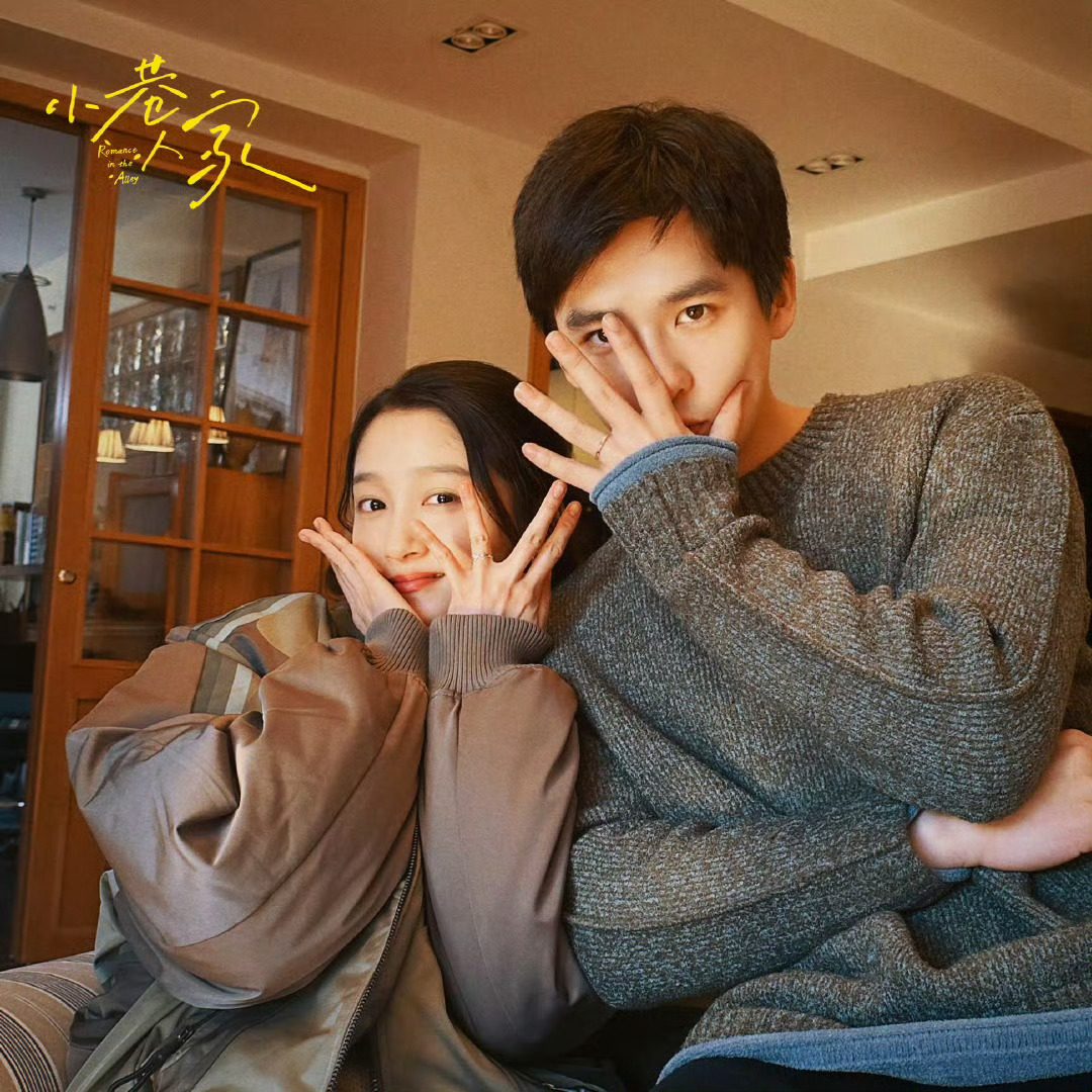 林栋哲和庄筱婷晒婚戒 正剧婚戒都没什么镜头 花絮照真的是磕到了[抓狂] 