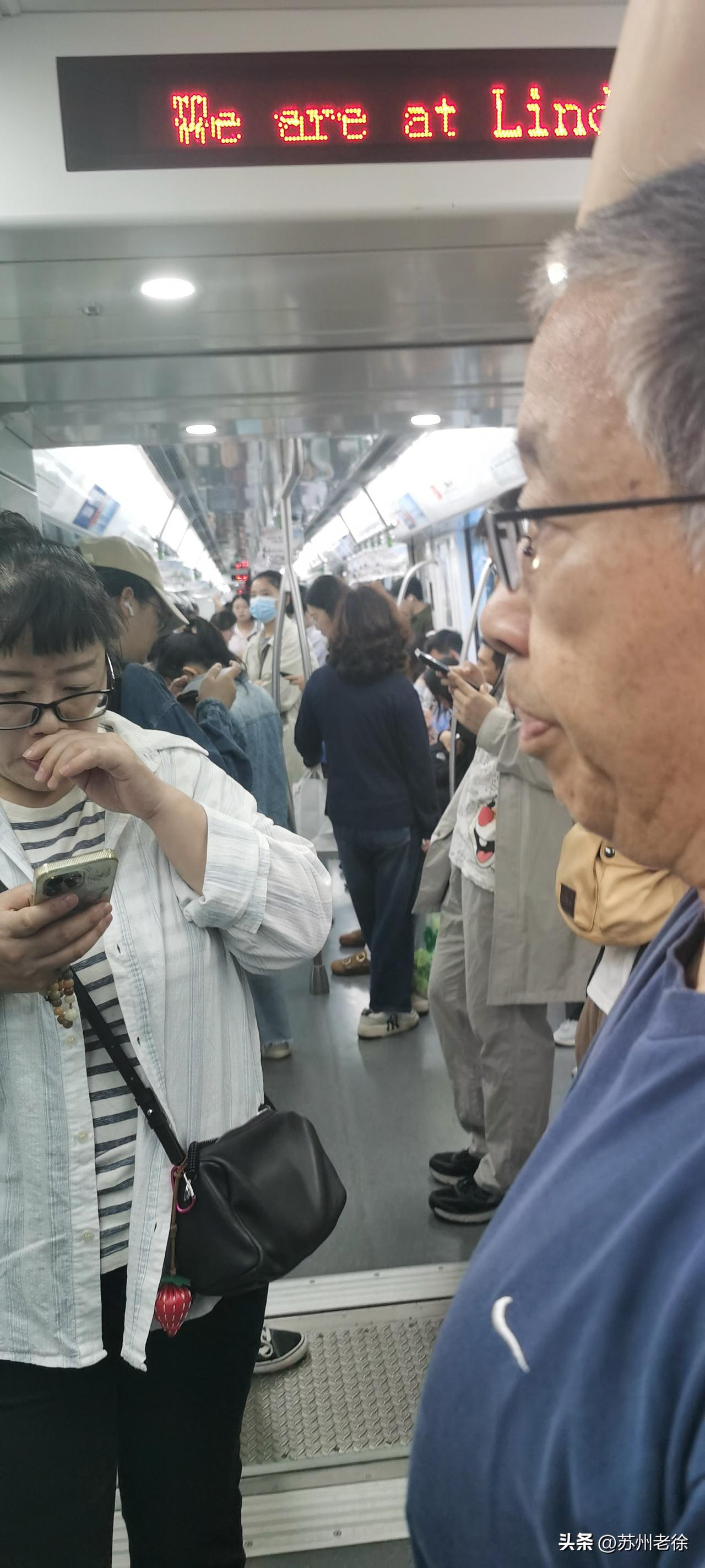 上午8点20分在临顿路站上了苏州地铁1号线，人很多，属于高峰时段地铁标配。
以前