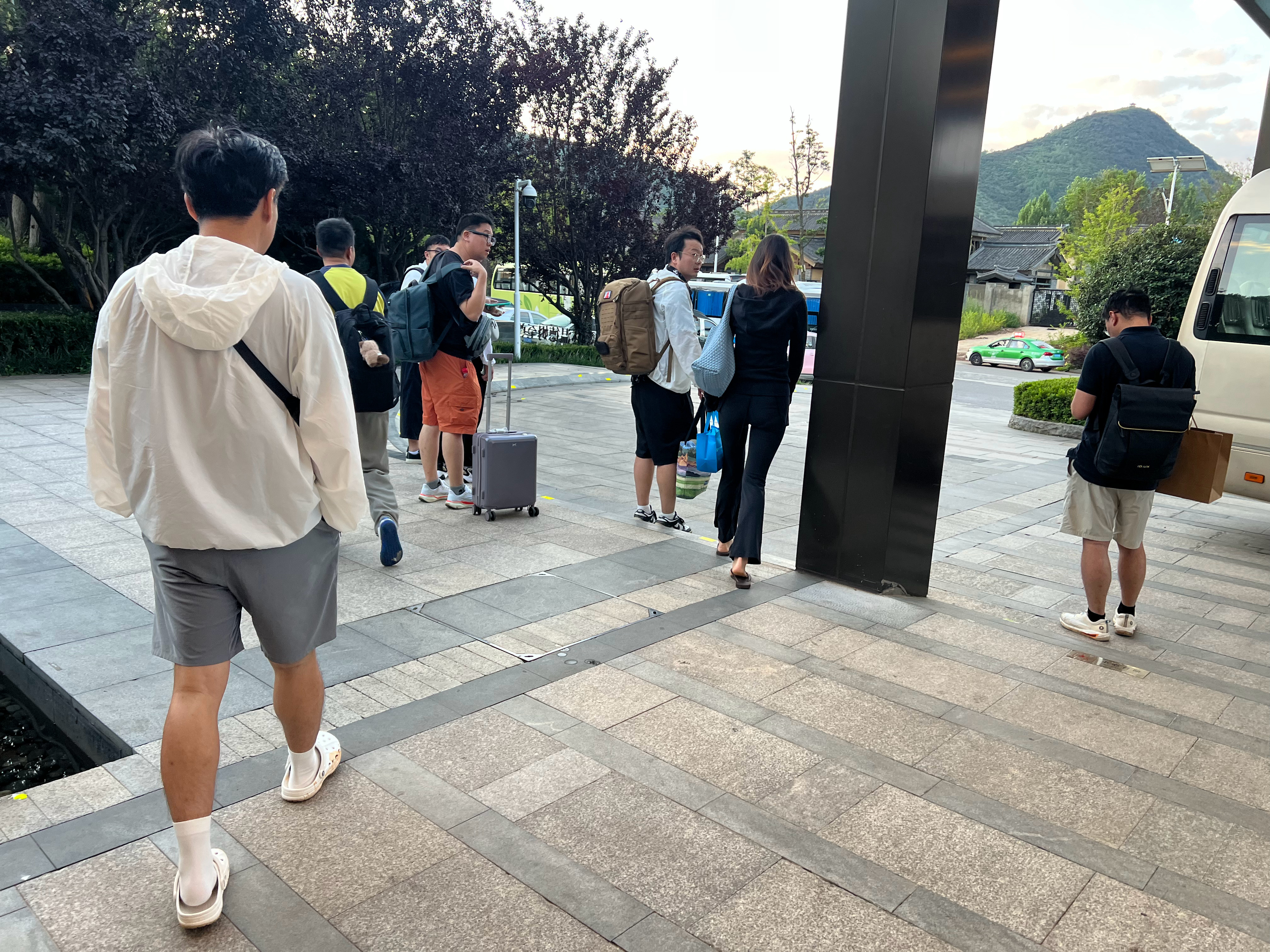 海拔每上升1000米，气温下降6.5度丽江海拔23007月天再怎么样也有20度吧