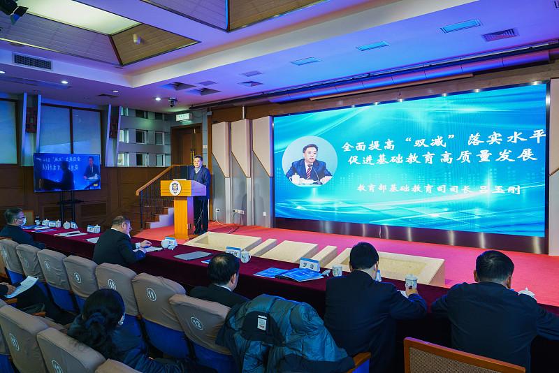说实话，这几年“不敢管、不想管”的风气让多少教师同行寒了心？管了怕投诉，不管又觉
