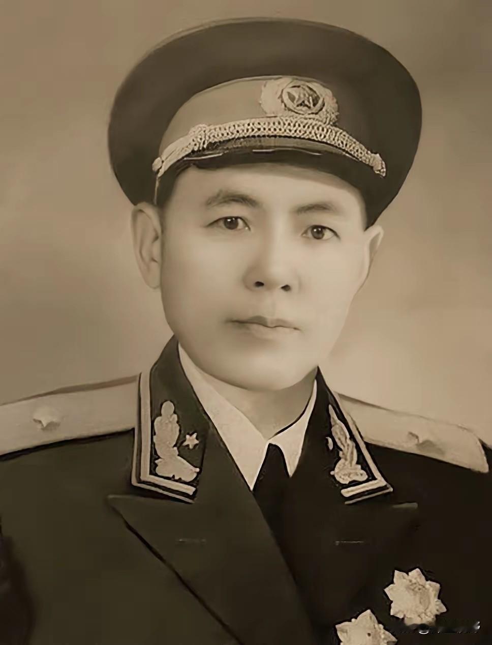 1949年，南京解放后，一个阔太太穿着旗袍来到了35军军部，对门口的哨兵说：“我