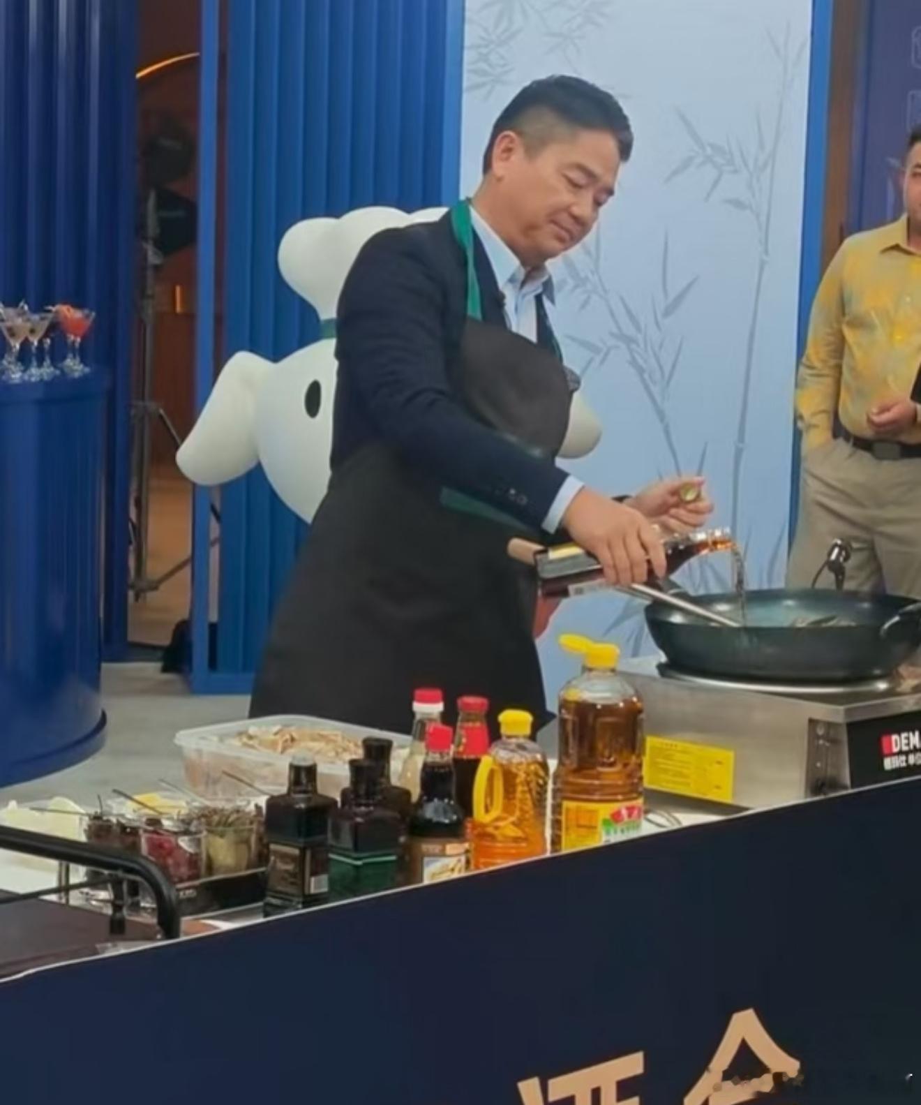 开始流行大厂CEO亲自下厂了？前脚系着围裙下厨做菜，后脚又现学起了手冲咖啡，说实