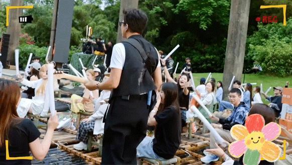 邓超麦克风掉水里了 超哥的麦克风居然在五哈春游歌会上掉进水里！这一幕真的是让人忍