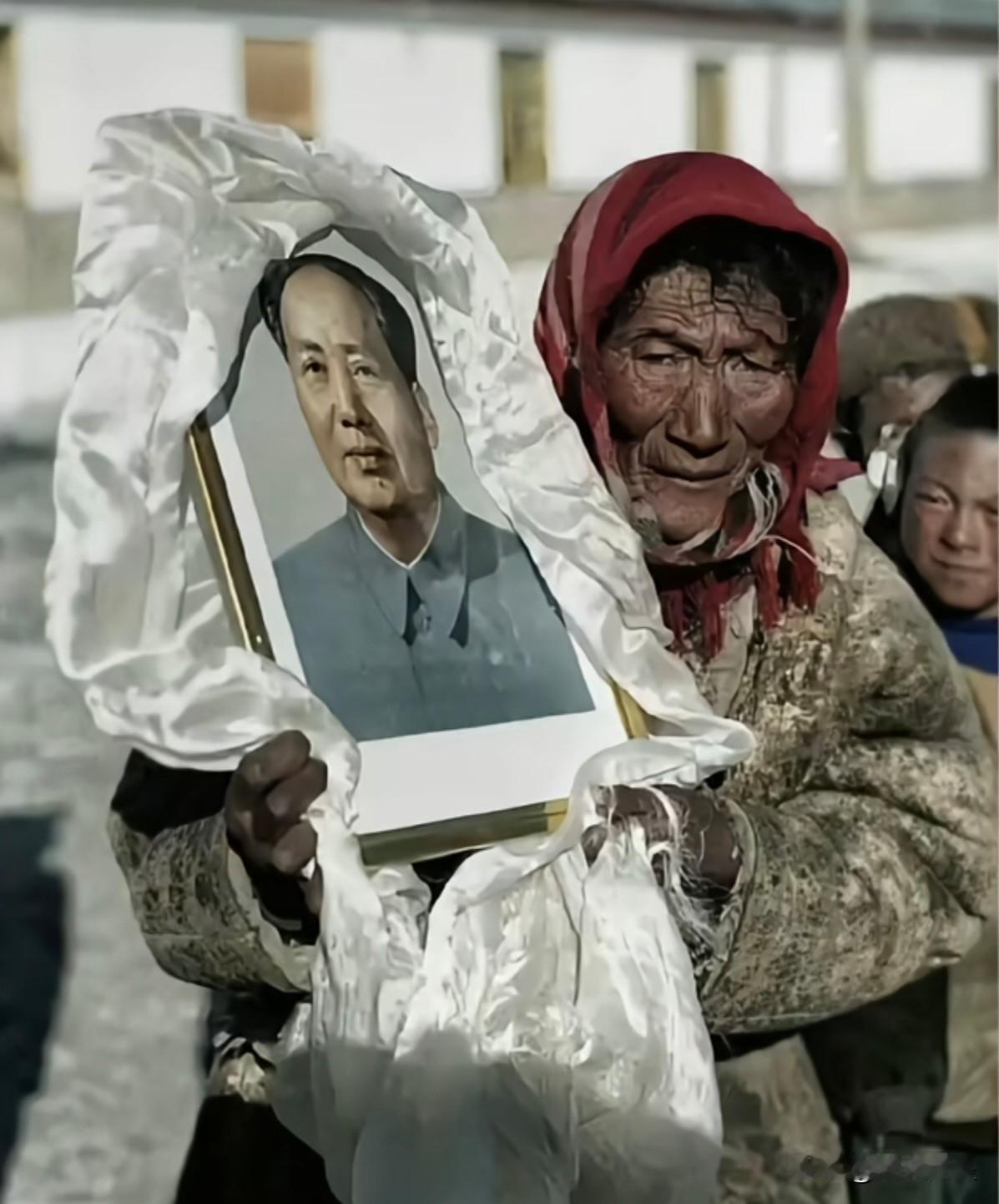 翻身农奴对恩人的爱戴是藏不住的：这就是她搬家时带走的唯一物件，用洁白的哈达小心翼