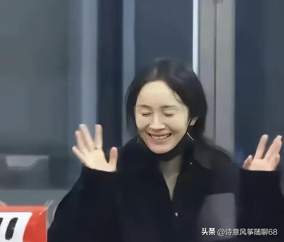 明星不化妆，不开美颜滤镜，这样素颜出镜，竟然认不出来她是谁了。不信你仔细看一看，
