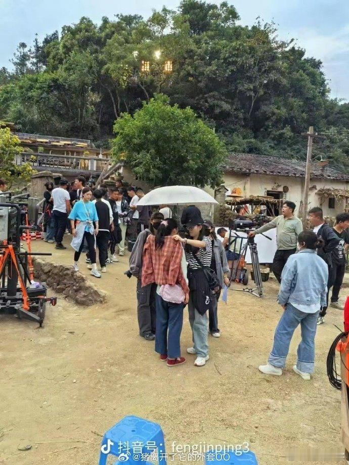 #周也1983我来了路透#周也在《1983我来了》的路透画面，犹如一幅生动的画卷