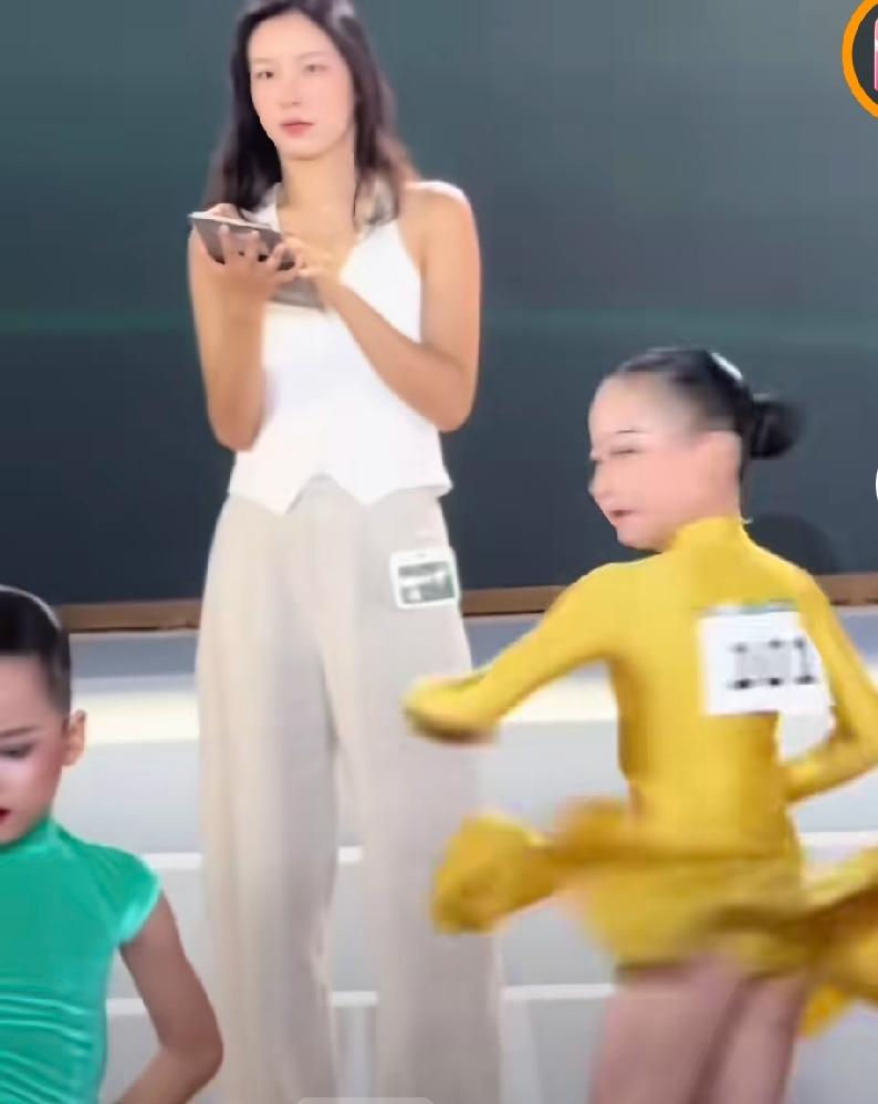 拉丁舞赛场推人女孩处罚出炉，赛事直接取消她第三名名次，同时处以一年禁赛。
 
赛
