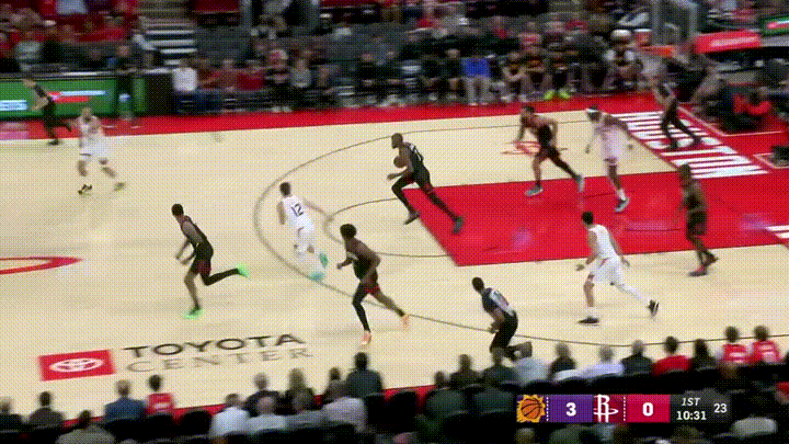 火箭大将阿门-汤普森真是太不给老大哥狄龙面子了！在今天火箭主场迎战太阳的比赛中，