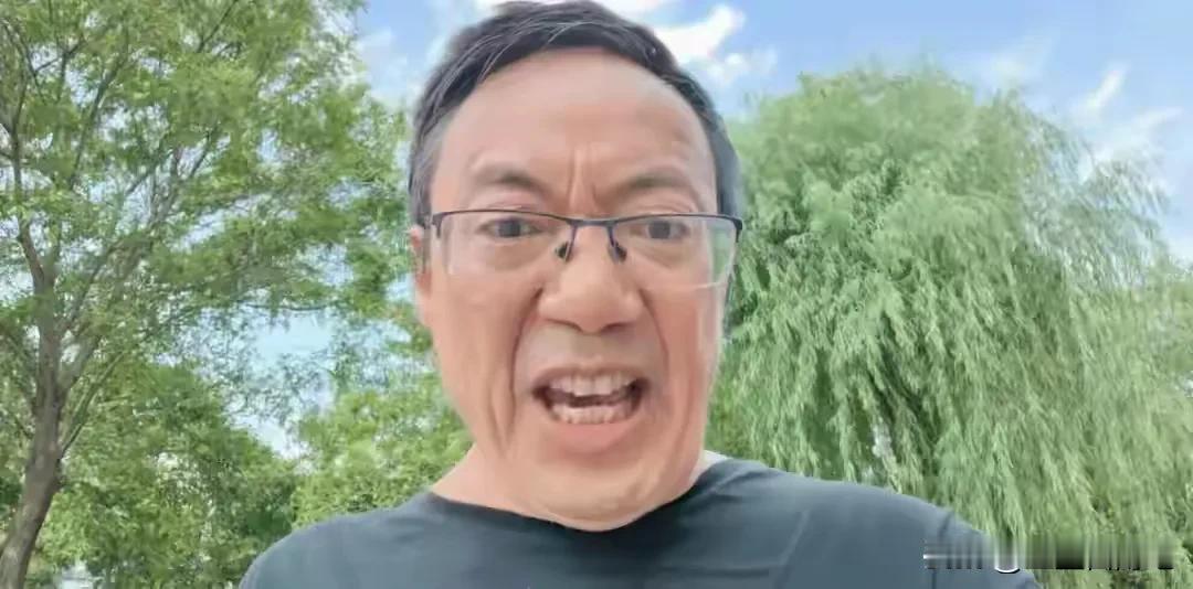 这人为什么总是要装着疾言厉色，搞出呲牙咧嘴的表情。是不是真像有人说的“胸有大爱，