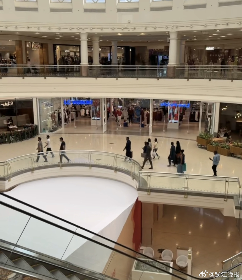 #在杭工作姑娘滞留迪拜包车到阿曼#【在杭工作的姑娘与母亲滞留迪拜，包车到阿曼机场