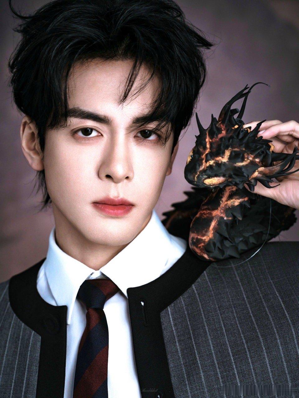 曾舜晞风也温柔人也温柔 风穿过树叶沙沙响，曾舜晞风也温柔人也温柔，他蹲在地上给流