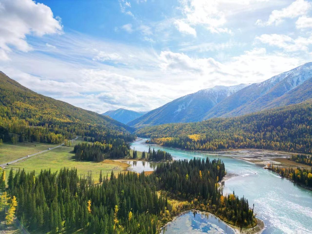 刘好燃在一家互联网上班，每个周末他都会随机选择一座城市去寻找当地的美食。短短两年