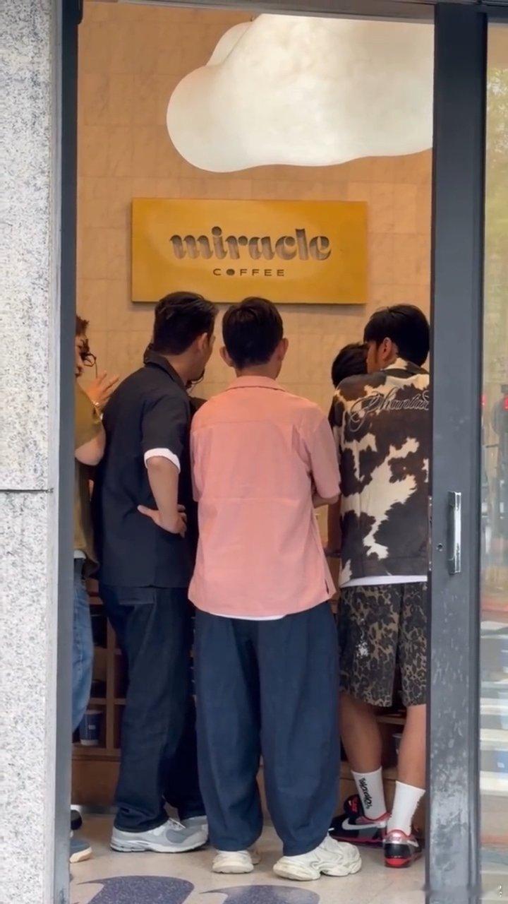 周杰伦周杰伦林俊杰周游记路透偶遇周杰伦林俊杰拍摄周游记 网友偶遇周杰伦和JJ在M