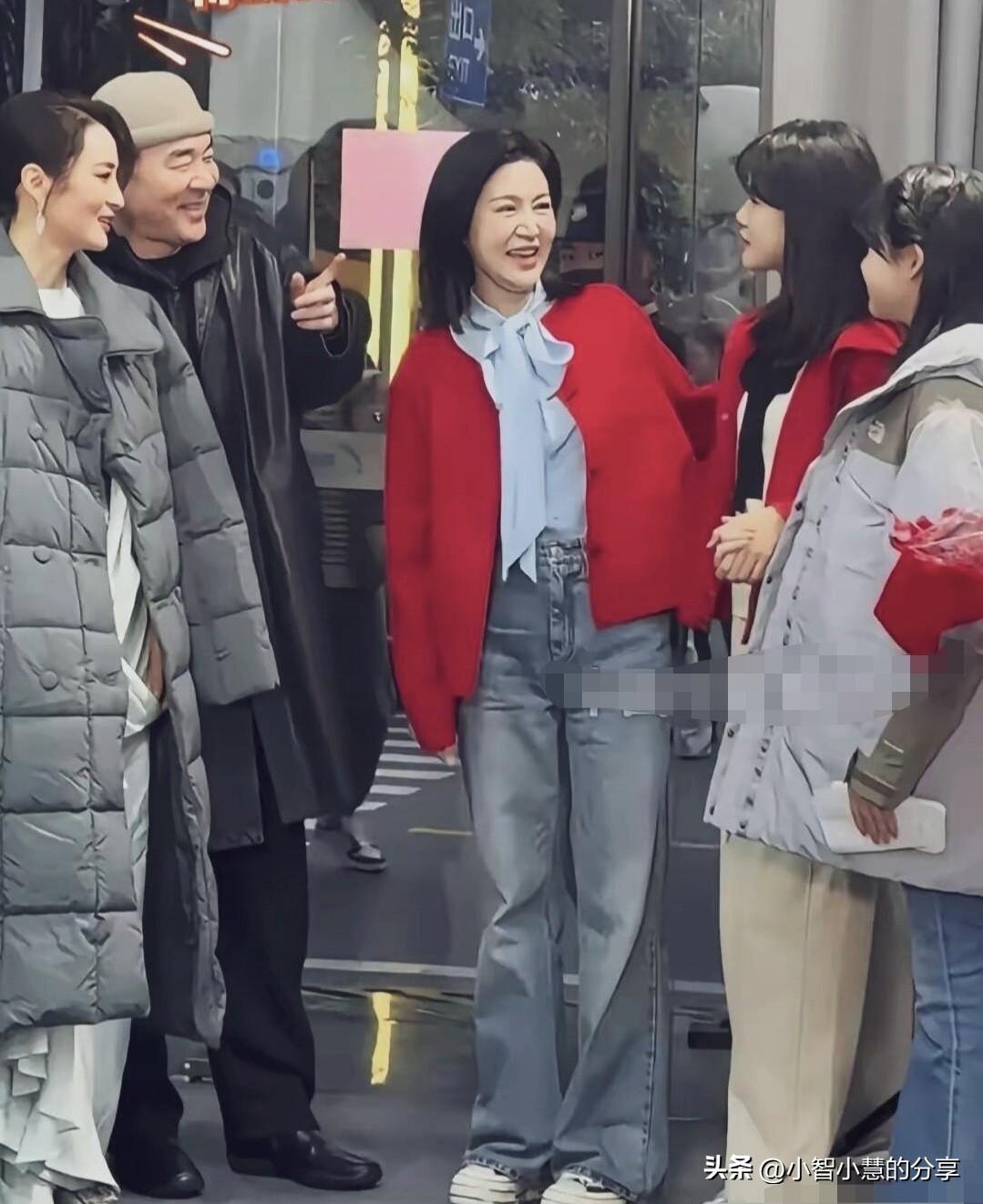 陈建斌、蒋勤勤夫妇跟陆毅他们一家人参加活动，当陈建斌看见他们一家人时，被陆毅女儿