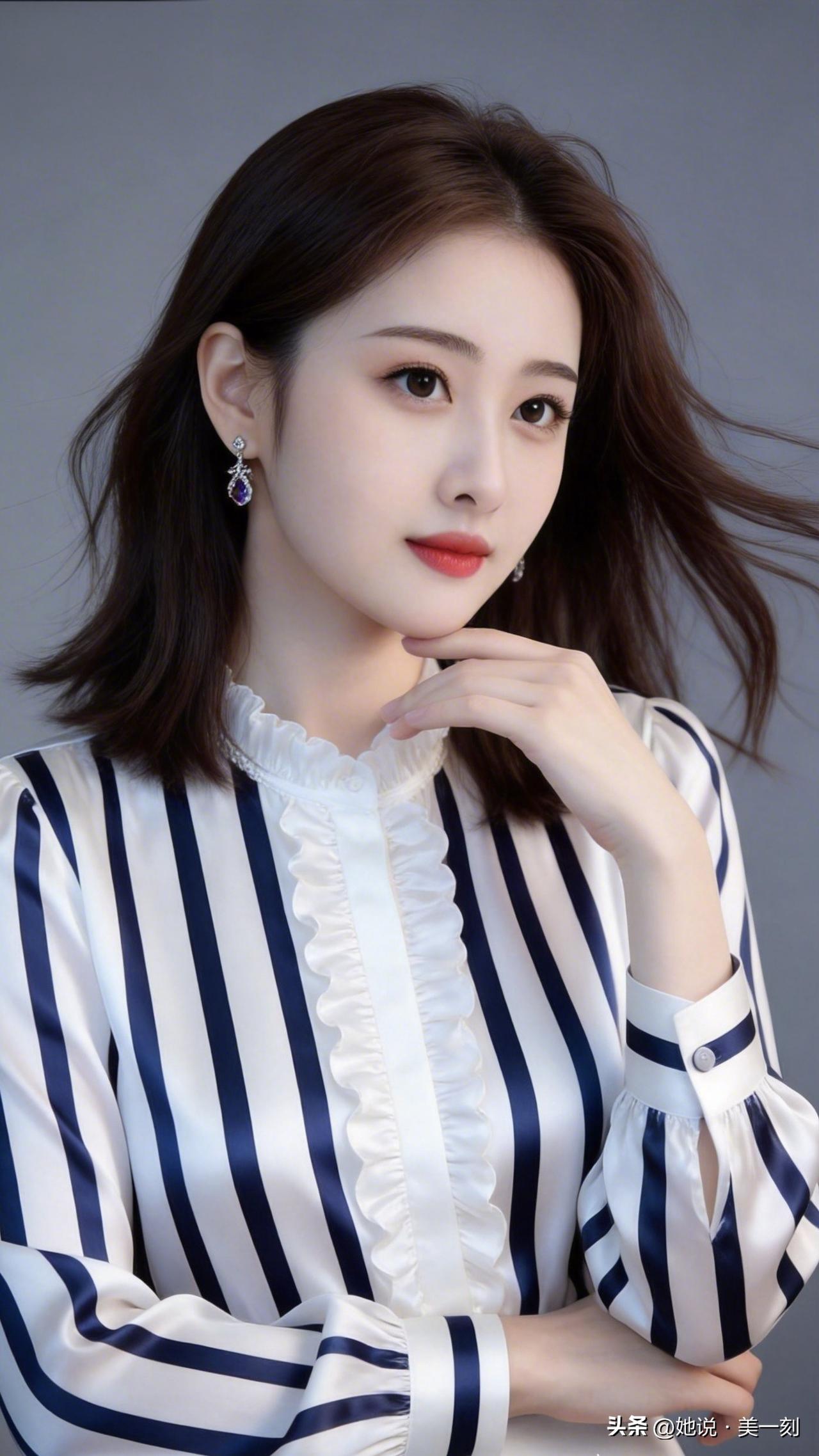 优雅蓝白条纹衬衫，搭配精致耳环，尽显时尚气息！👗💎如何拍出想表达知性而温柔的