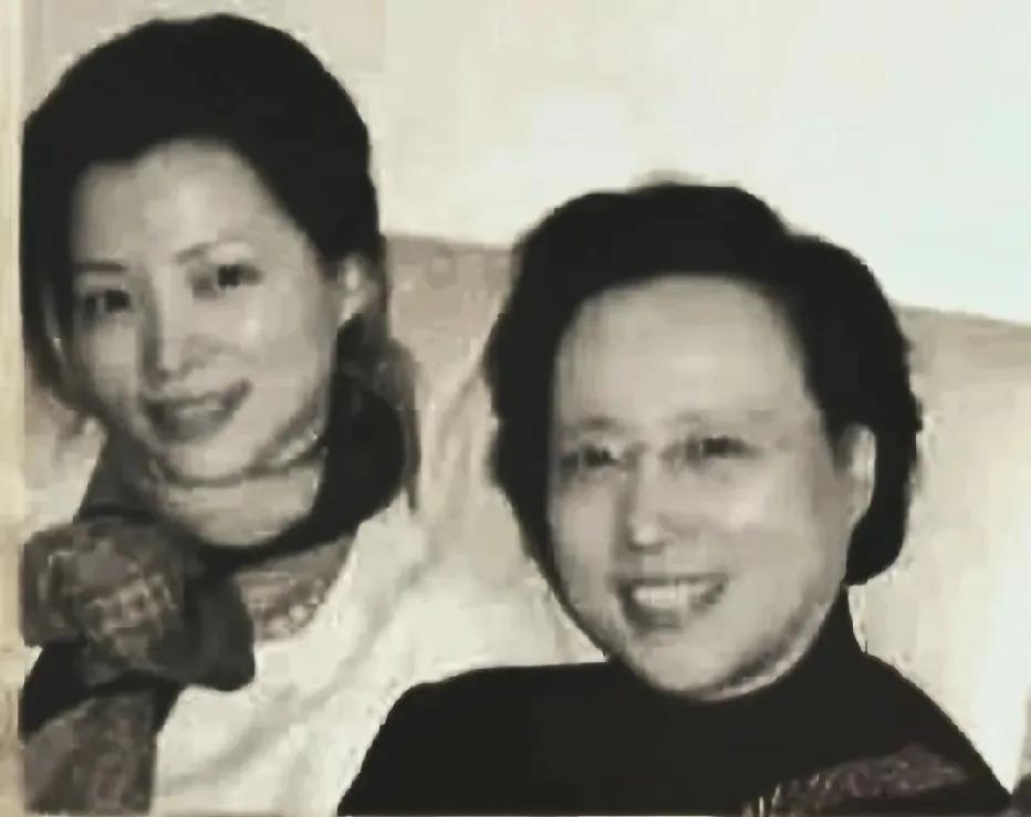 董卿和父亲积极给金老师治疗
以为治疗能好病？其实所有的治疗都不是治疗。只是刺激一