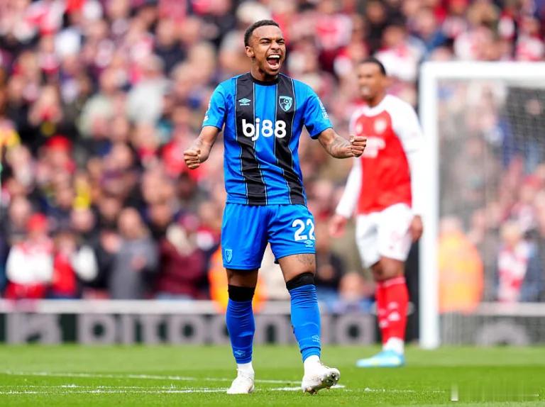 利物浦、切尔西和曼联之间为这位来自伯恩茅斯的法国人展开了7000万欧元的争夺战！