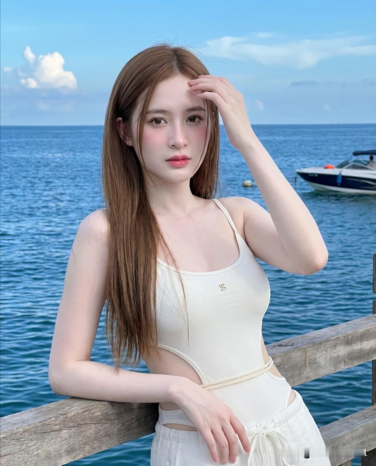 七言·观海
 
阿妹倚栏居海畔，
心生涟漪随波澜。
不知阿妹有何欲，
只把清欢寄