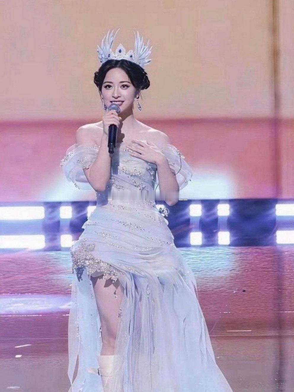 沈月只是输在了身高上，其他一点都不差 