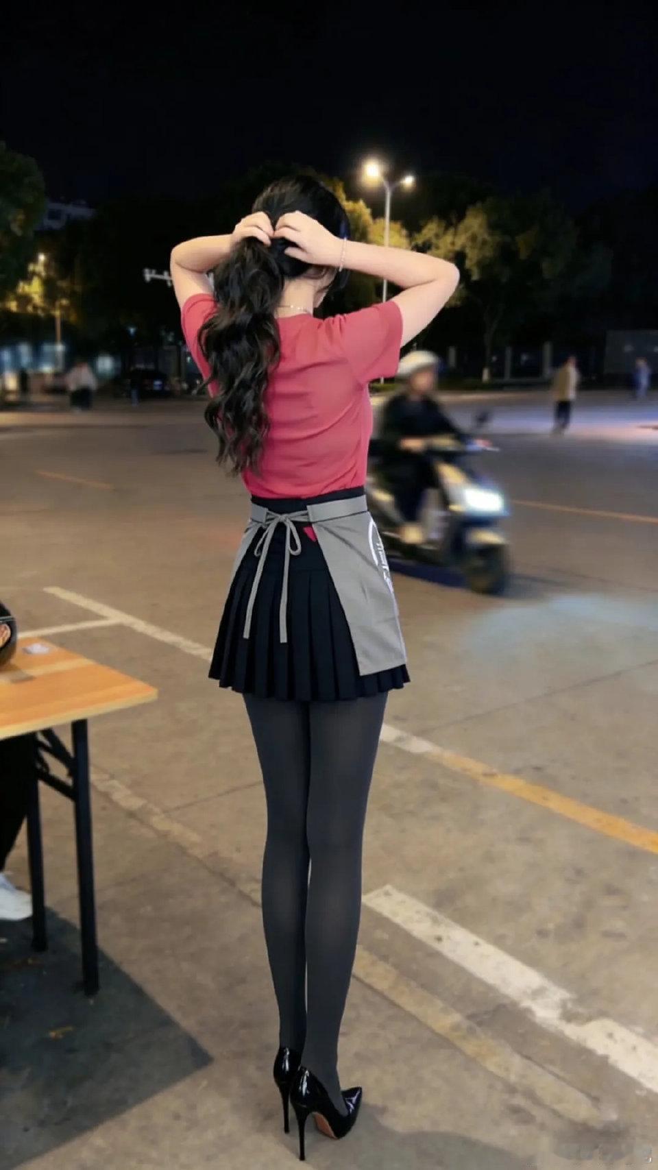 夜晚街头的少女，红衣黑裙，优雅背影