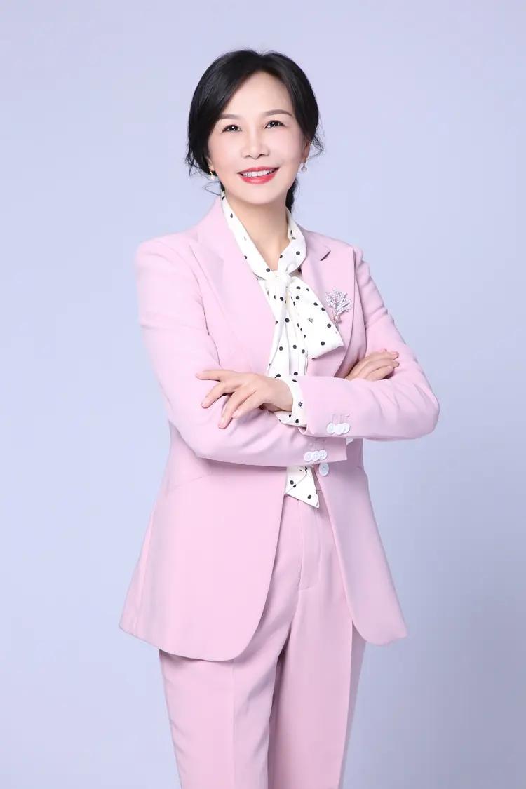 王云霞，女，汉族，1977年10月出生，中国共产党党员，长沙市实验小学校长、正高