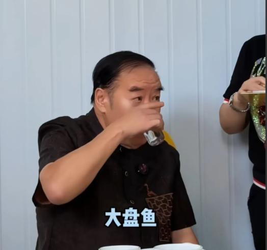 郑则仕在顺德一家餐厅点了一份大盘鱼，服务员报价：“1500元。”郑则仕正在喝水，