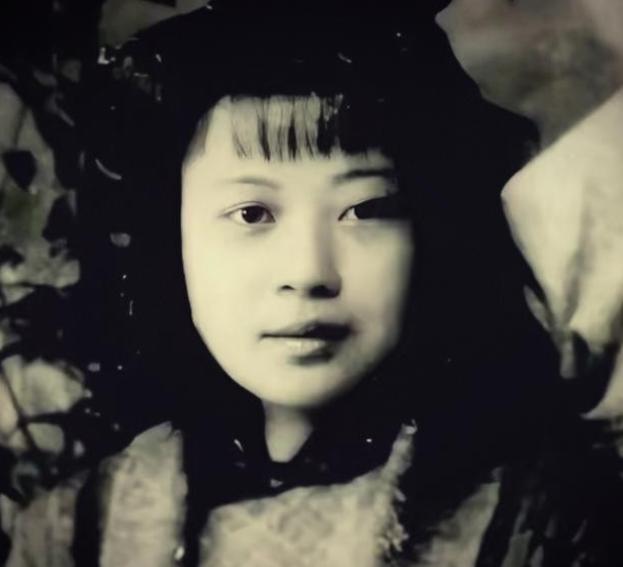 1945年，日军轮奸了黄美英，紧接着在她的下身灌入辣椒水，还割去了她的双眼和双乳