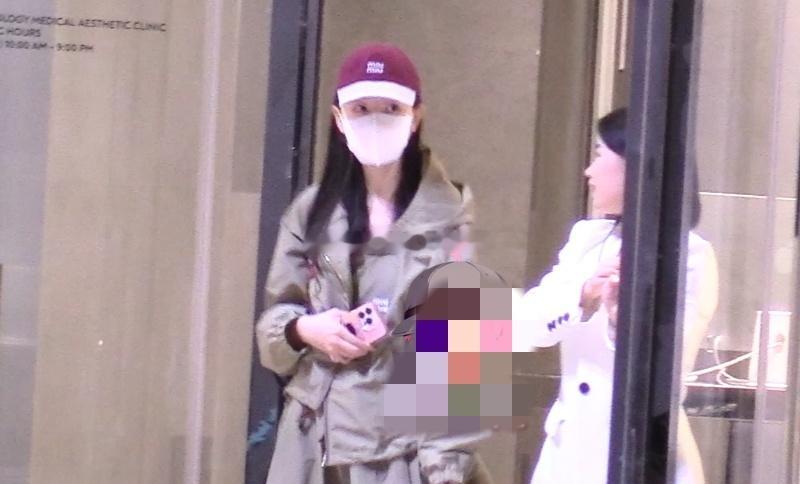 毛晓彤凌晨医美诊所被拍面粉不耐受回应狗仔直击毛晓彤深夜素颜离开高端医美机构本人火