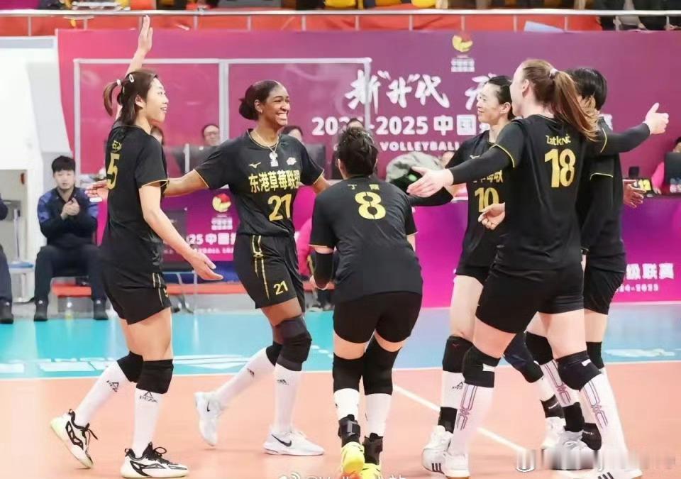 ⚫️辽宁 3-1上海🔵📌26-28，25-22，28-26，25-16 女排