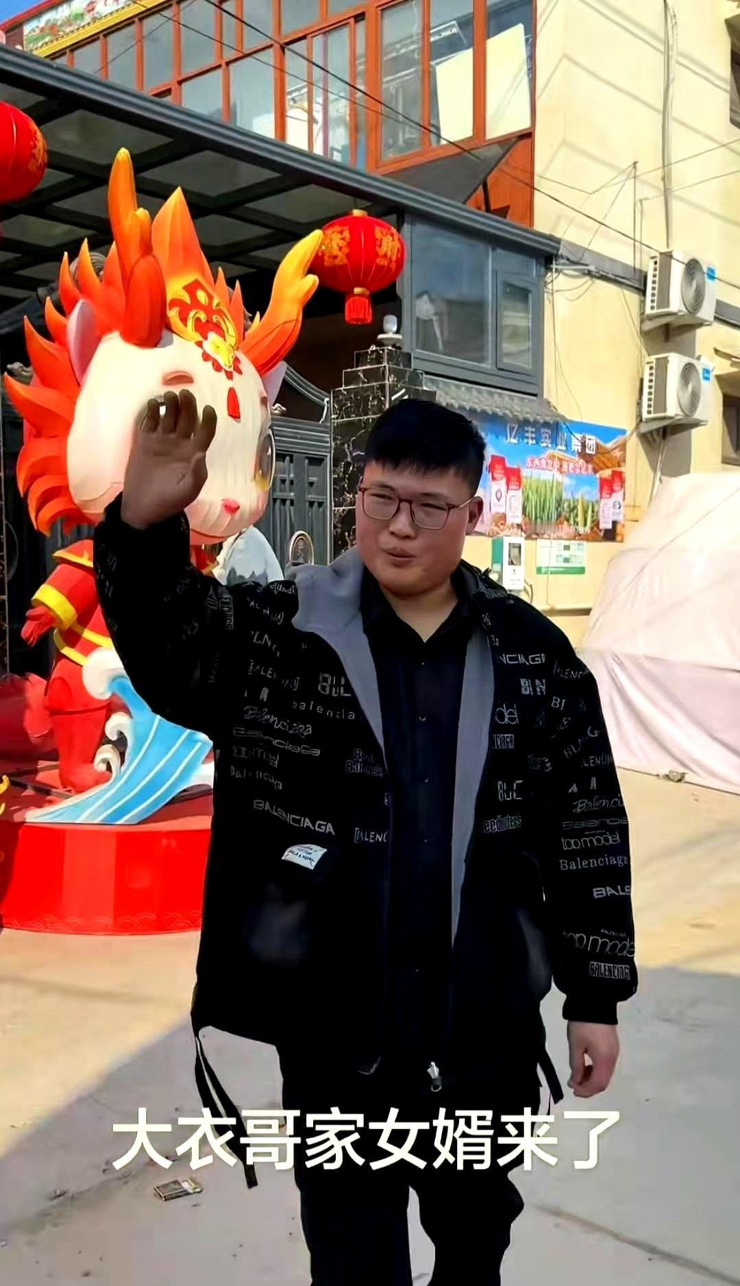 “你们这么拍，够不够吃药的？”
 
新女婿张海洋，一个劲儿往后躲，头都不敢抬。几