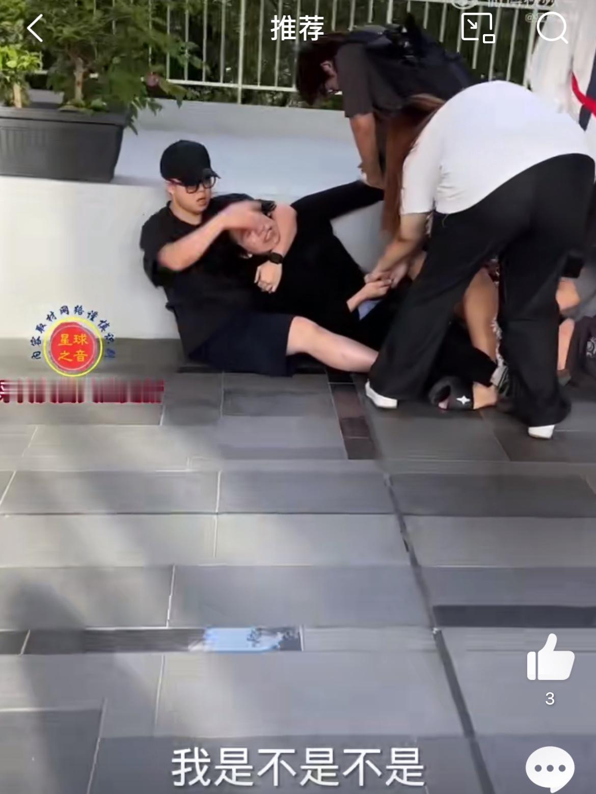马来西亚双威镇一私立大学中国女生被男朋友割喉。据说是情侣反目，男生冲到校园用刀直