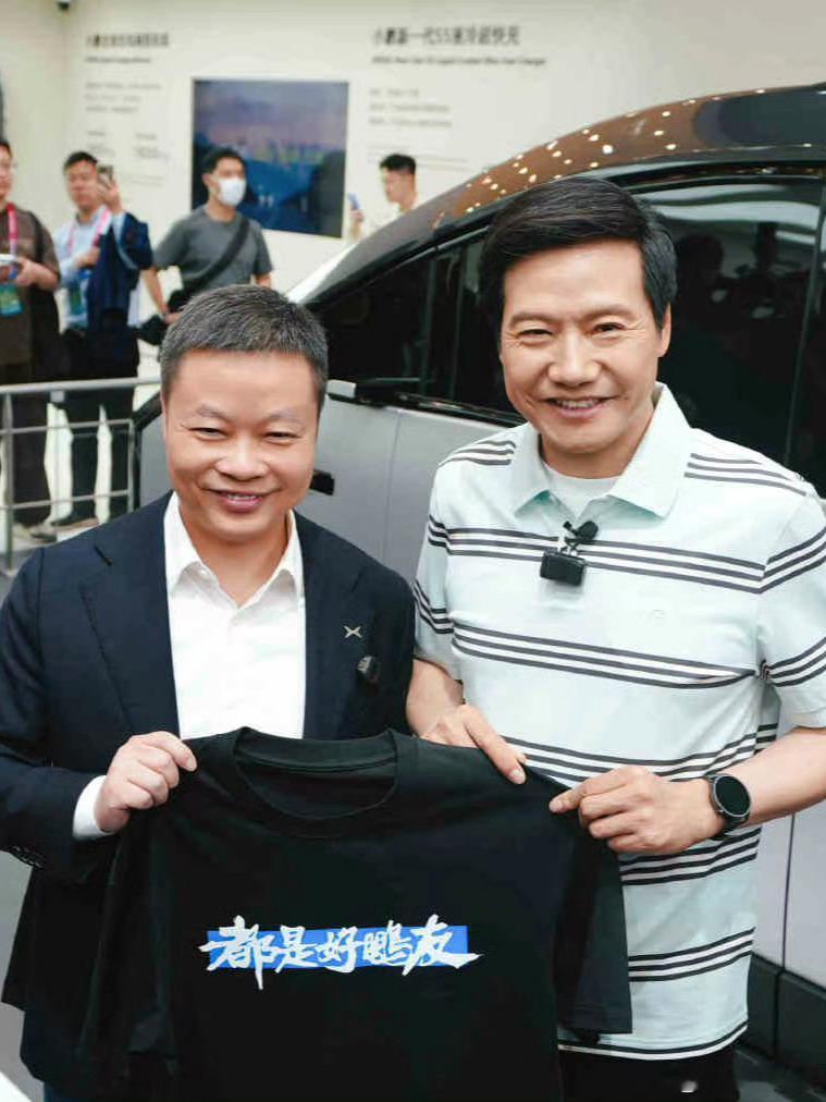 雷总下午在2026北京车展送友商衣服！送李想：听我讲完。送李斌：一起加电。送何小