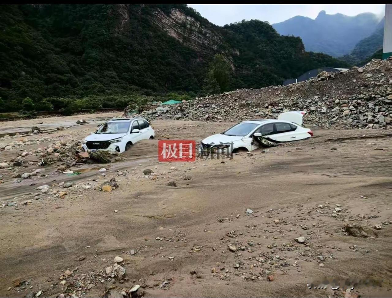 【河北洪灾惊魂：15小时被困，网友直呼太刺激！】

18人河北承德避暑遭遇山洪：