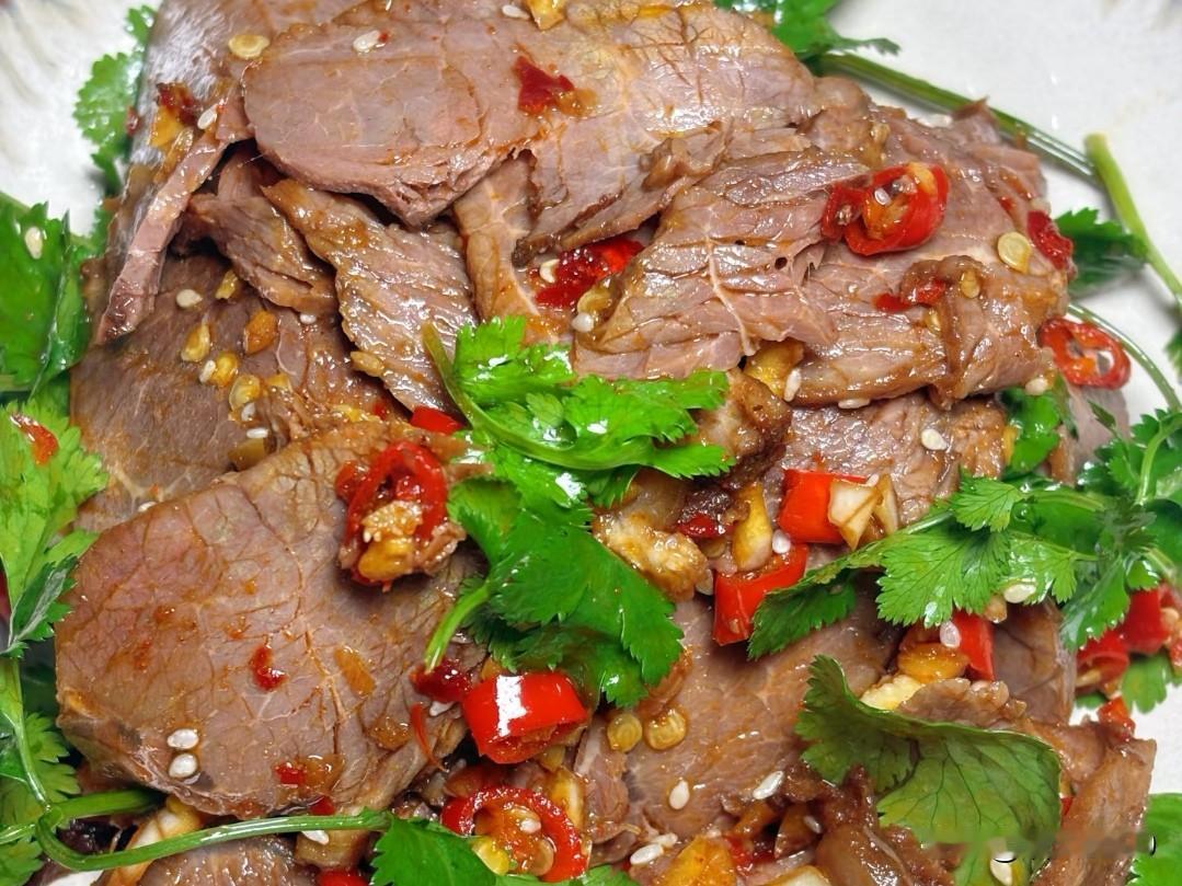 婆婆为了减肥，每天不吃饭，不吃面条，也不喝粥。
只吃牛肉和三文鱼，
早晨吃牛油果