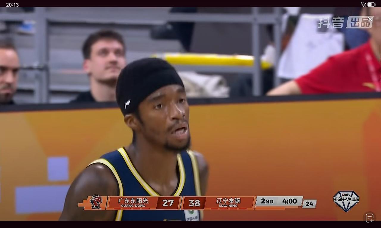 杜锋摊手没用，萨姆纳成为遮羞布，裁判作妖怪三分球太差

广东队上半场35:49落