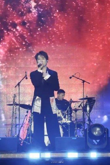张栋梁音乐节舞台下雪了 跨年之夜，张栋梁以一场飘雪舞台惊艳亮相。雪花纷飞中，他的