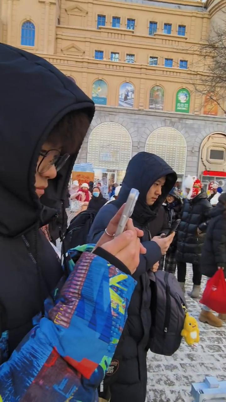 哈尔滨中央大街音乐之都冰钢琴，各路钢琴师试手。
接住来了一个，