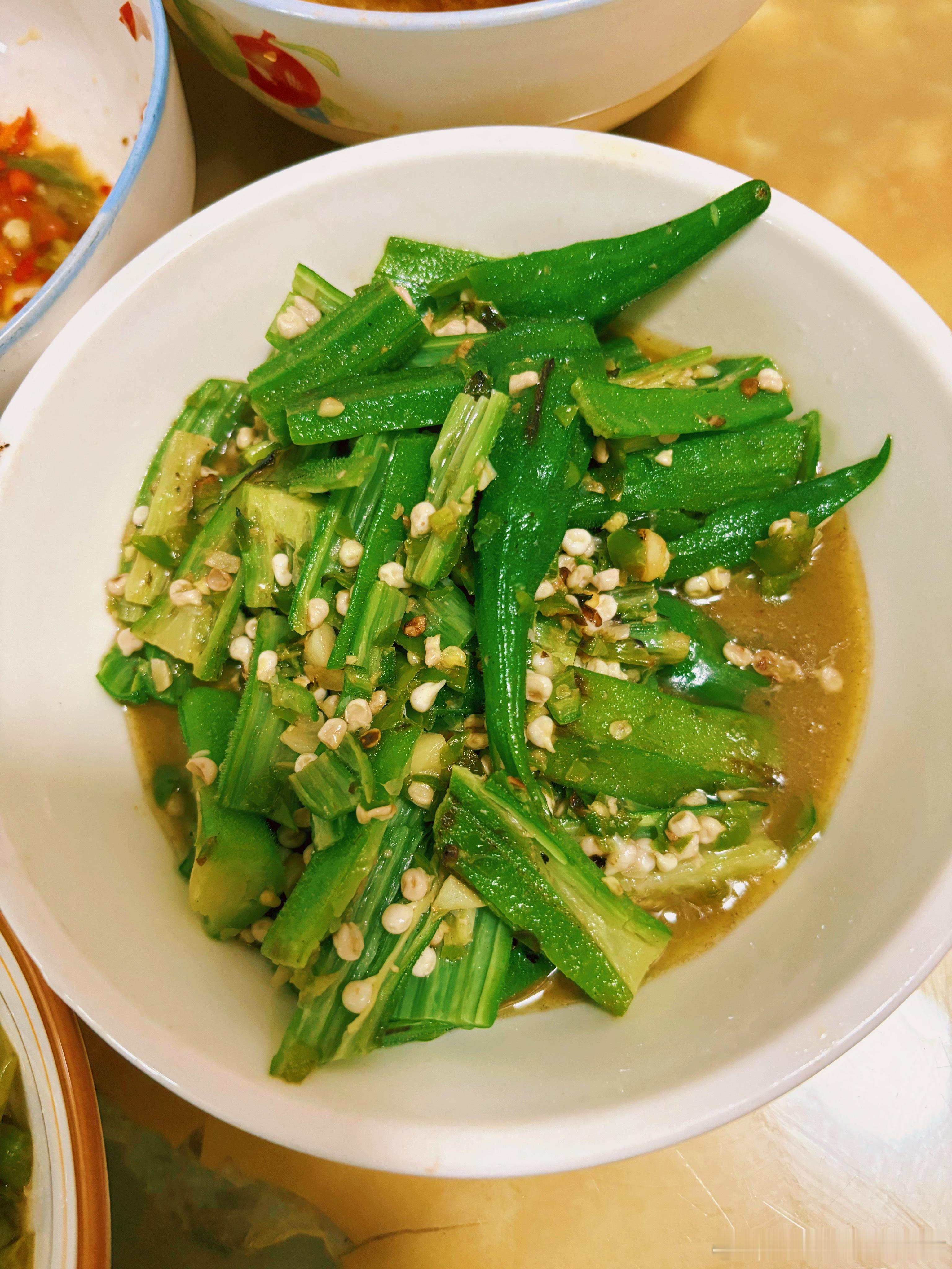 弟弟买了大概十斤小龙虾，去虾线去头，再加土豆和鹌鹑蛋炒出来这么一大盆，真的好好吃