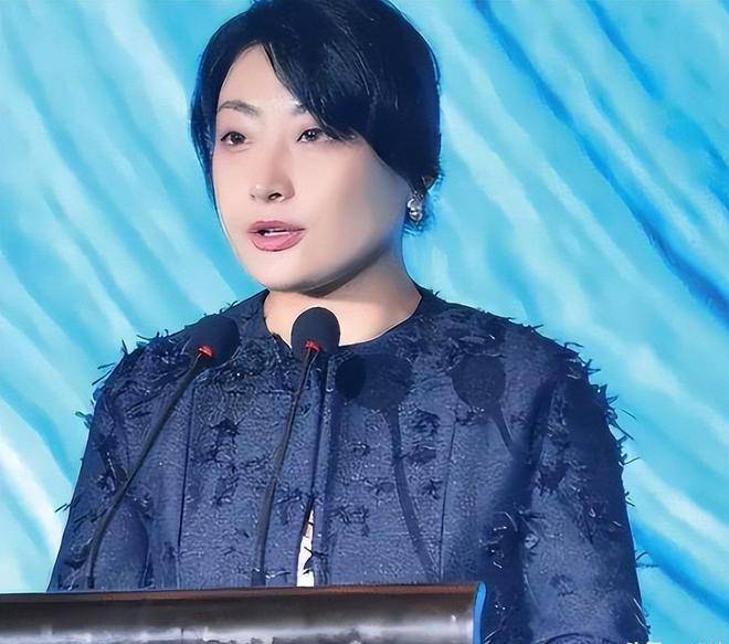 宗庆后口碑逆转，家族内斗引发关注。追悼会上显现猫腻，疑似豪门之争导火线。现场情况