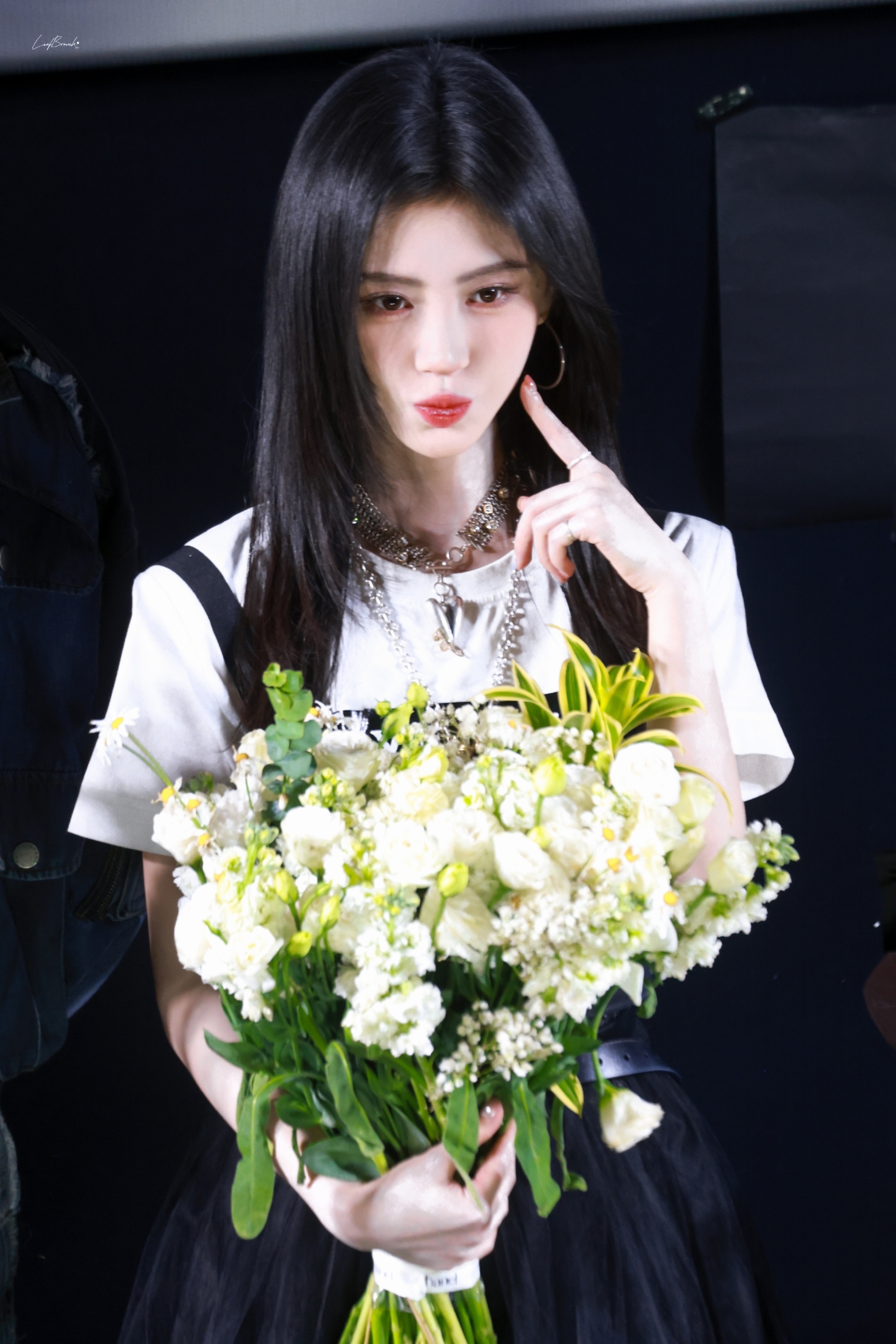 鞠婧祎人间走一日收获满满登登鞠婧祎小狐狸人间走一日 鞠婧祎生图美晕了，小狐狸人间